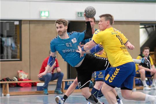 Nicolas Hischemöller, mit fünf Toren erfolgreichster Werfer der HSG Bad Harzburg/Vienenburg ist, unterliegt mit seinem Team mit 26:33 gegen Schoningen.  Foto: Gietemann