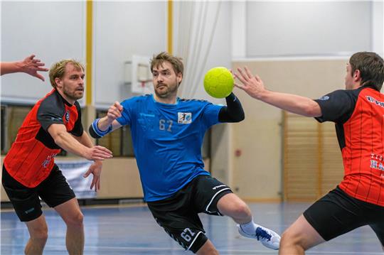 Nicolas Hischemöller zielt mit dem Ball auf das Tor. Sein Trainer Matthias Lochau bescheinigt ihm ein „hervorragendes Spiel“ für die HSG Bad Harzburg/Vienenburg gegen den MTV Braunschweig IV. Foto: Drechsler