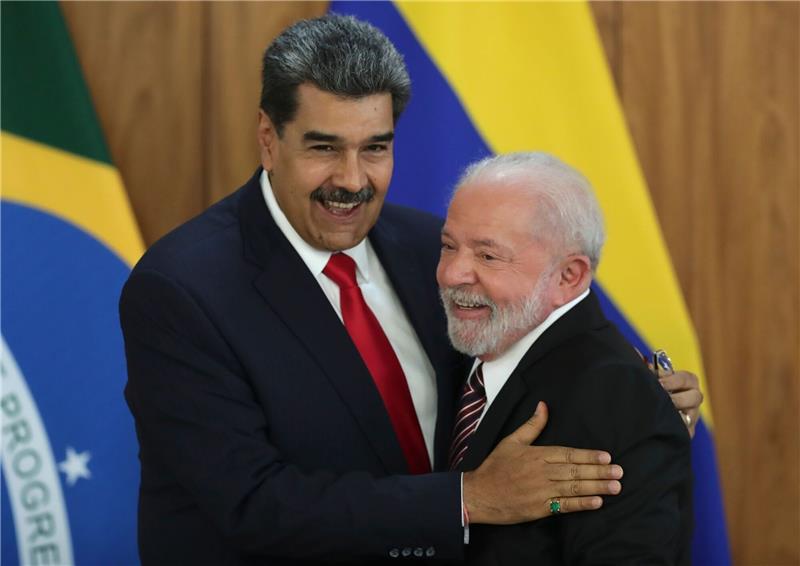 Lula stärkt Venezuelas Präsident den Rücken Nicolas Maduro (l), Präsident von Venezuela, umarmt Brasiliens Präsidenten Luiz Inacio Lula da Silva (r) nach einer gemeinsamen Pressekonferenz.