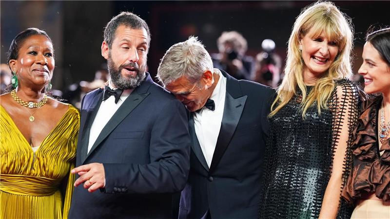 Nicole Avant (l-r), Adam Sandler, George Clooney, Laura Dern und Riley Keough posieren für Fotografen auf dem roten Teppich für den Film „Jay Kelly“ während der 82. Ausgabe der Filmfestspiele von Venedig.