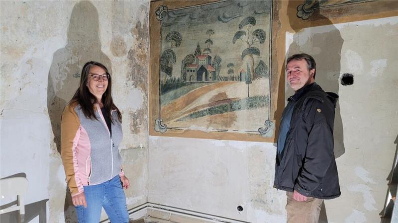 Haussanierung offenbart Historisches in Clausthal-Zellerfeld Nicole Lehmkuhl und Ulrich Reiff sind beeindruckt von den Malereien an den Wänden.
