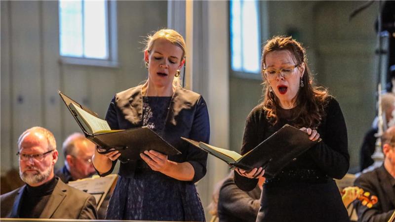 Nicole Pieper singt den Alt, Ute Engelke den Sopran.