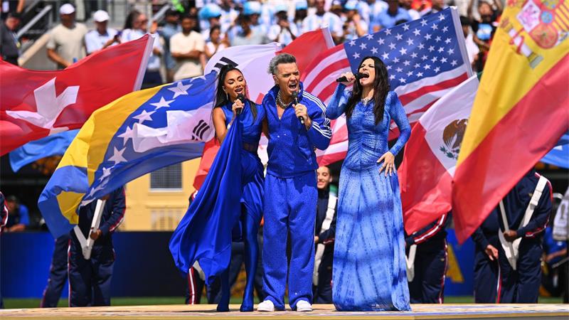 Nicole Scherzinger (l-r), Robbie Williams und Laura Pausini treten vor dem Finale auf. 