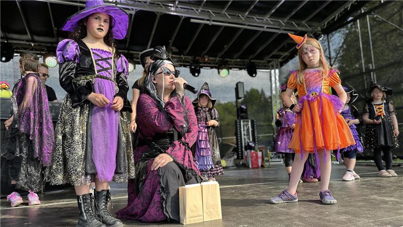 So fröhlich begrüßen die Bad Harzburger den Wonnemonat Mai Nicole Schrutek zeichnet die hübschesten Hexenkostüme aus.