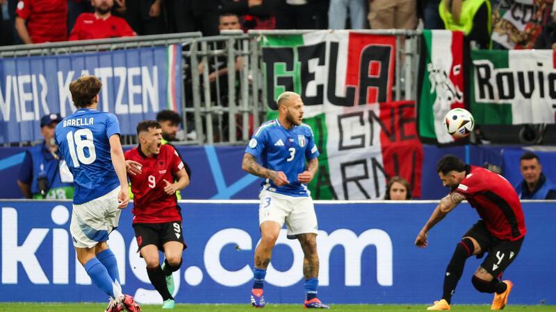 „Hätte schiefgehen können“: Italien meistert erste EM-Hürde Nicolò Barella (l) sorgte noch vor der Halbzeit für die 2:1-Führung der Squadra Azzurra.