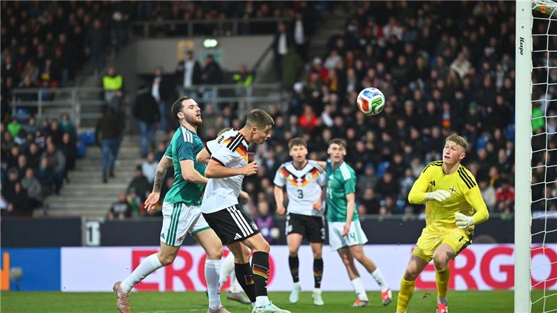 Nicolò Tresoldi (m) trifft zum 2:0.