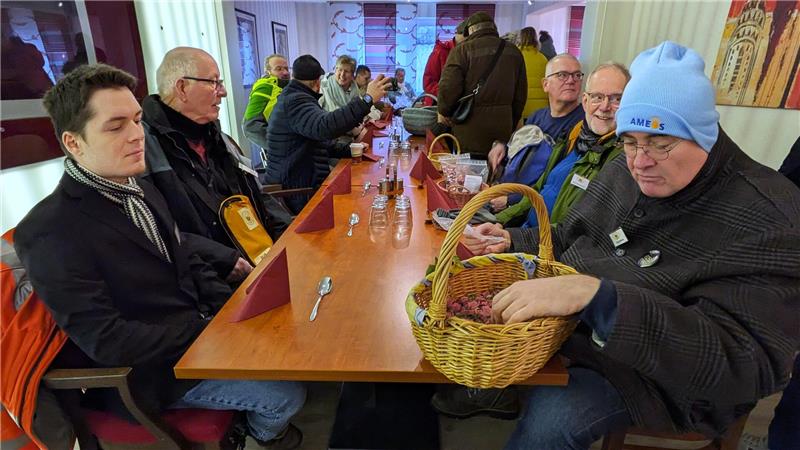 Nie hat es so viele Verkäufer gegeben, wie in diesem Jahr. Zum Dank gibt es für sie im Kaffeehaus Wolf eine kleine Stärkung.