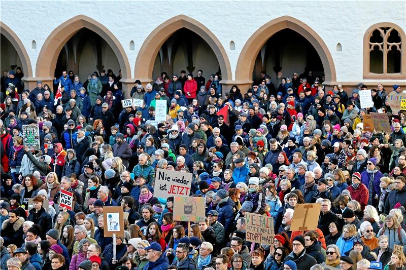 Aufruf zur Menschenkette für Demokratie ums Goslarer Rathaus „Nie wieder ist jetzt“: Diese zentrale Botschaft stellen bei der Kundgebung am 27. Januar nicht nur mehrere Redner ans Ende ihrer Beiträge. Der Satz ist auch wiederholt auf Bannern und Plakaten in der Marktplatz-Menschenmenge vor dem Rathaus zu entdecken. Archivfoto: Epping