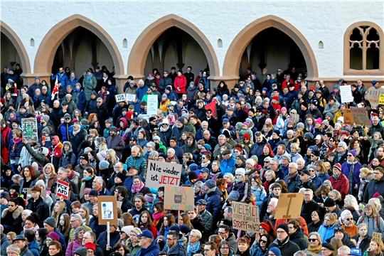„Nie wieder ist jetzt“: Diese zentrale Botschaft stellen bei der Kundgebung am 27. Januar nicht nur mehrere Redner ans Ende ihrer Beiträge. Der Satz ist auch wiederholt auf Bannern und Plakaten in der Marktplatz-Menschenmenge vor dem Rathaus zu entdecken. Archivfoto: Epping