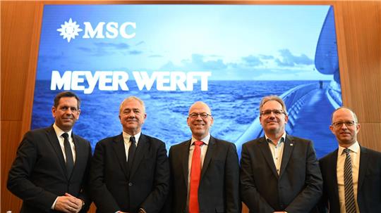 Niedersachens Ministerpräsident Olaf Lies (links) mit Beteiligten des geplanten Milliardengeschäfts. 