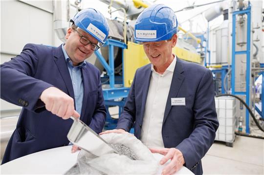 Niedersachens Umweltminister Christian Meyer (l) und Lingens Bürgermeister Dieter Krone bei der Inbetriebnahme der Wasserstoff-Direktreduktionsanlage.