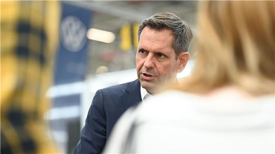 Niedersachsen hält 20 Prozent der Stimmrechte im VW-Konzern. Ministerpräsident Lies sitzt für das Land im Aufsichtsrat. (Archivbild)