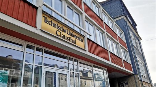 Das Hauptgebäude der TU Clausthal von außen. 