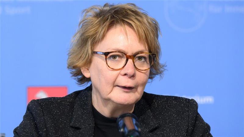 Niedersachsen erwägt Beteiligung von Clubs an Polizeikosten Niedersachsen will das Urteil des Bundesverfassungsgerichts nun genau prüfen, sagte Innenministerin Behrens. (Archivbild)