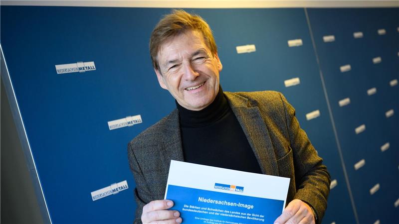Niedersachsenmetall-Hauptgeschäftsführer Volker Schmidt hat die Umfrageergebnisse vorgestellt.