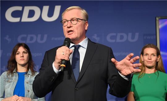 Niedersachsens CDU-Chef Bernd Althusmann spricht auf der Wahlparty seiner Partei.