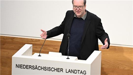 Niedersachsens Energieminister Christian Meyer (Grüne) will eine Übergewinnsteuer für Mineralölkonzerne. (Archivbild) 