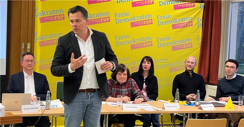 Dr. Gero Hocker spricht in einem Saal.