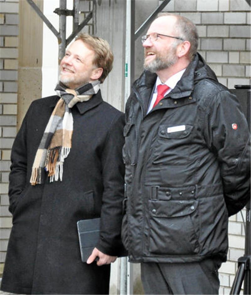 Niedersachsens Finanzminister Gerald Heere (Grüne) und Chef Marcus Rogge (r.) vom Baumanagement Südniedersachsen trotzen beim Richtfest im November 2023 Wind und Wetter.