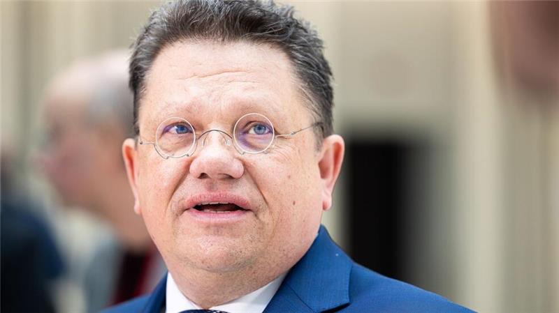 Gesundheitsminister fordert Gleichbehandlung beim Arzt Niedersachsens Gesundheitsminister Andreas Philippi schließt sich der Forderung von Bundesgesundheitsminister Karl Lauterbach (beide SPD) an. (Archivbild)