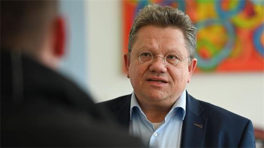 Niedersachsens Gesundheitsminister Andreas Philippi (SPD) sieht die geplanten Neuregelungen der Bundesregierung bei Krankschreibungen kritisch. (Archivbild)
