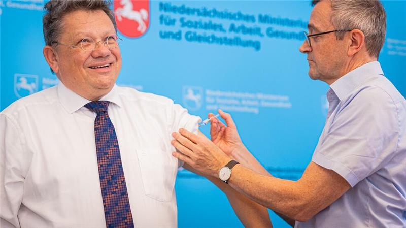 Minister wirbt für Impfungen gegen Grippe und Corona Niedersachsens Gesundheitsminister Philippi (l.) und der Präsident des Landesgesundheitsamts, Fabian Feil, haben sich gegenseitig gegen Influenza geimpft.