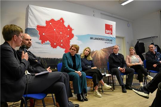 Niedersachsens Innenministerin Daniela Behrens (3. v. l.) wird von Annett Eine (l.) befragt. An der Diskussion über zunehmende Gewalt gegen Einsatzkräfte und das Cannabis-Gesetz beteiligen sich außerdem (v. l.): Carl Schierarndt von der Polizei Goslar, Manon Luther, Spitzenkandidatin des SPD-Bezirks Braunschweig zur Europawahl, stellvertretender Kreisbrandmeister Udo Löprich, Anna Pielken-Rieger, Leiterin der Drogenberatung Drobs in Goslar, und Goslars Stadtbrandmeister Christian Hellmeier.  Foto: Stade