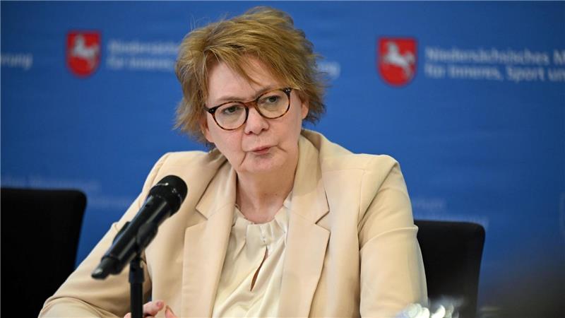 Niedersachsens Innenministerin Daniela Behrens (SPD) kündigt eine Waffenverbotszone im öffentlichen Nahverkehr an - Messerangriffe haben im vergangenen Jahr zugenommen.