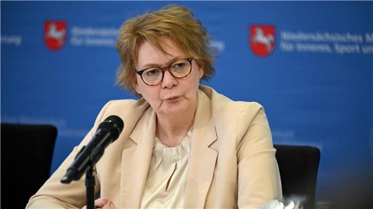 Niedersachsens Innenministerin Daniela Behrens (SPD) kündigt eine Waffenverbotszone im öffentlichen Nahverkehr an - Messerangriffe haben im vergangenen Jahr zugenommen.