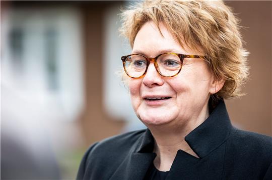 Niedersachsens Innenministerin Daniela Behrens (SPD) spricht bei einem Termin.