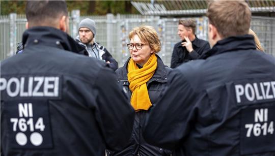 Niedersachsens Innenministerin Daniela Behrens bringt einen Fan-Ausschluss für das Derby Hannover 96 gegen Eintracht Braunschweig ins Spiel.