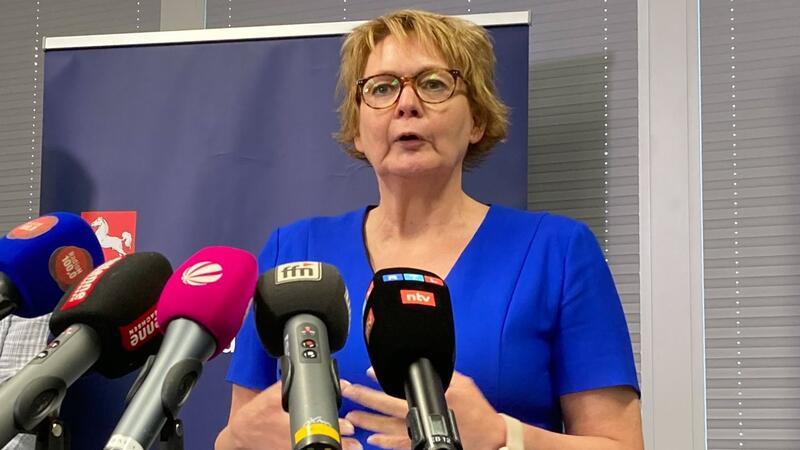 Niedersachsens Innenministerin Daniela Behrens nach dem Gespräch mit niedersächsischen Fußballclubs