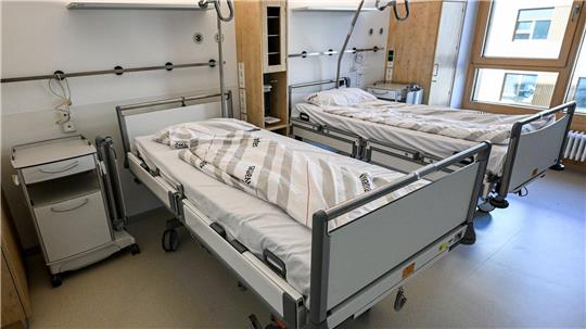 Niedersachsens Kliniken halten laut Minister Andreas Philippi derzeit Tausende Betten zu viel vor. (Archivbild)