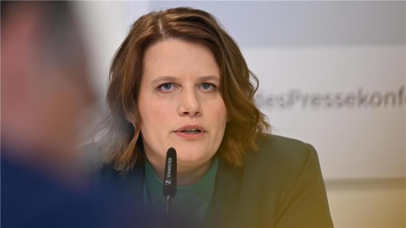 Niedersachsens Kultusministerin Hamburg sieht die Nutzung von Handys an Grundschulen kritisch.