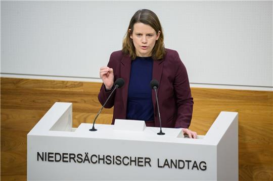 Niedersachsens Kultusministerin Julia Willie Hamburg (Grüne) spricht im niedersächsischen Landtag.