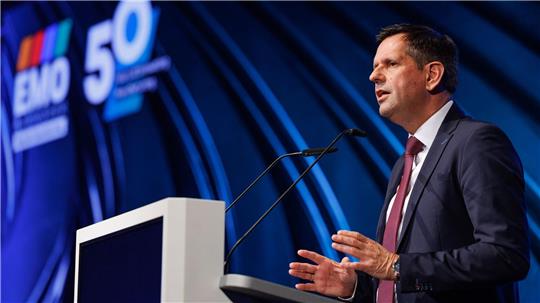 Niedersachsens Ministerpräsident Olaf Lies (Lies) bei der Eröffnung der EMO-Messe in Hannover. 