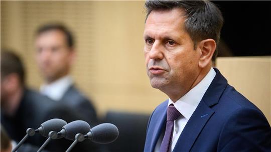 Niedersachsens Ministerpräsident Olaf Lies (SPD) setzt auf die Diversifizierung der Bezugsquellen von Gas. (Archivbild)