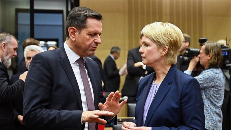 Niedersachsens Ministerpräsident Olaf Lies (l) und Mecklenburg-Vorpommerns Ministerpräsidentin Manuela Schwesig beide SPD) unterhalten sich. (Archivbild)