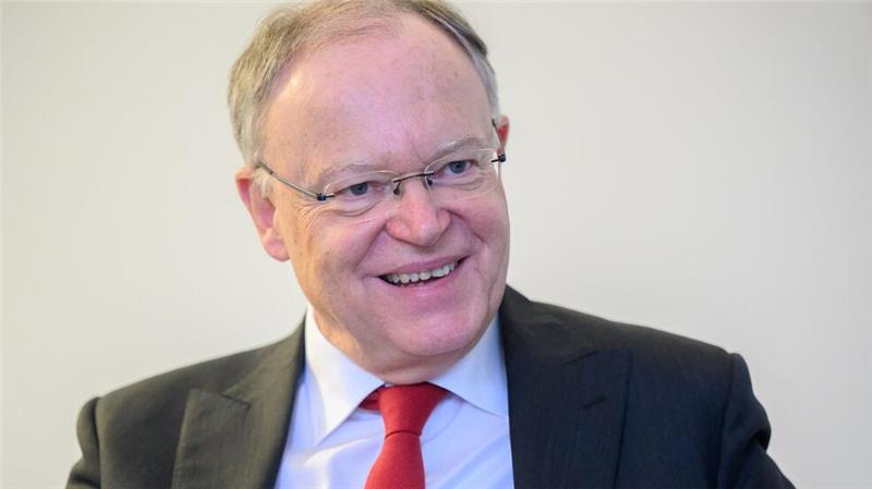 Ministerpräsident Weil irrt sich im Wahllokal Niedersachsens Ministerpräsident Stephan Weil (SPD) irrte sich zunächst im Wahllokal. (Archivbild)