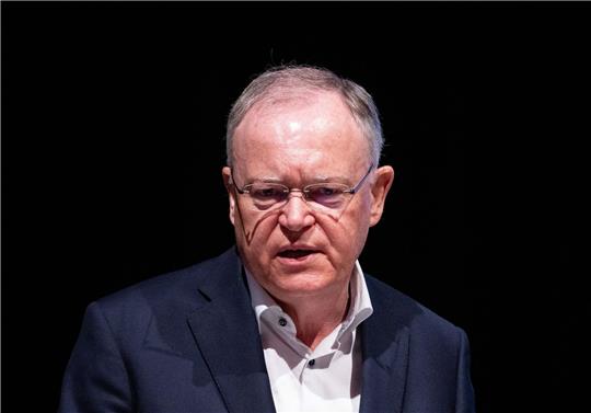 Niedersachsens Ministerpräsident Stephan Weil, Vorsitzender der SPD Niedersachsen, spricht als Gastredner während des Landesparteitages der Brandenburger SPD.