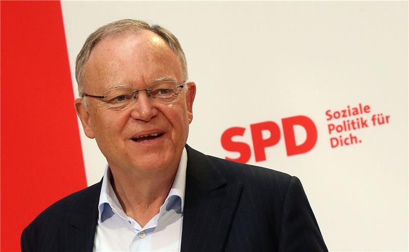 Ministerpräsident Weil rechnet mit Rot-Grün in Niedersachsen Niedersachsens Ministerpräsident Stephan Weil beantwortet Fragen von Journalisten.