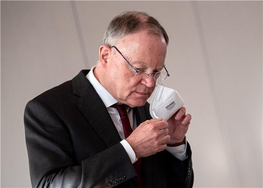 Niedersachsens Ministerpräsident Stephan Weil legt eine FFP2-Maske ab.