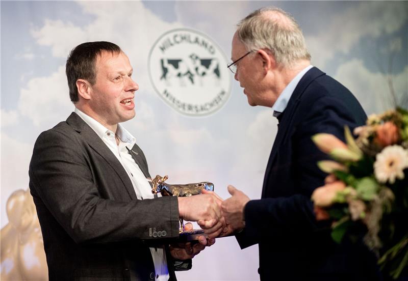 Bester Milchbetrieb kommt aus dem Landkreis Osnabrück Niedersachsens Ministerpräsident Stephan Weil (r) übergibt die «Goldene Olga» an Ulrich Westrup.