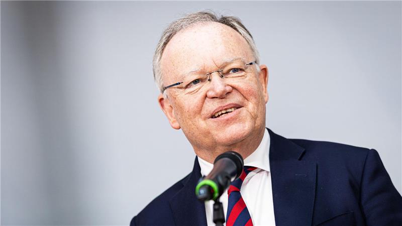 Niedersachsens Ministerpräsident Stephan Weil sieht im Koalitionsvertrag von Union und SPD viel Positives. (Archivfoto)