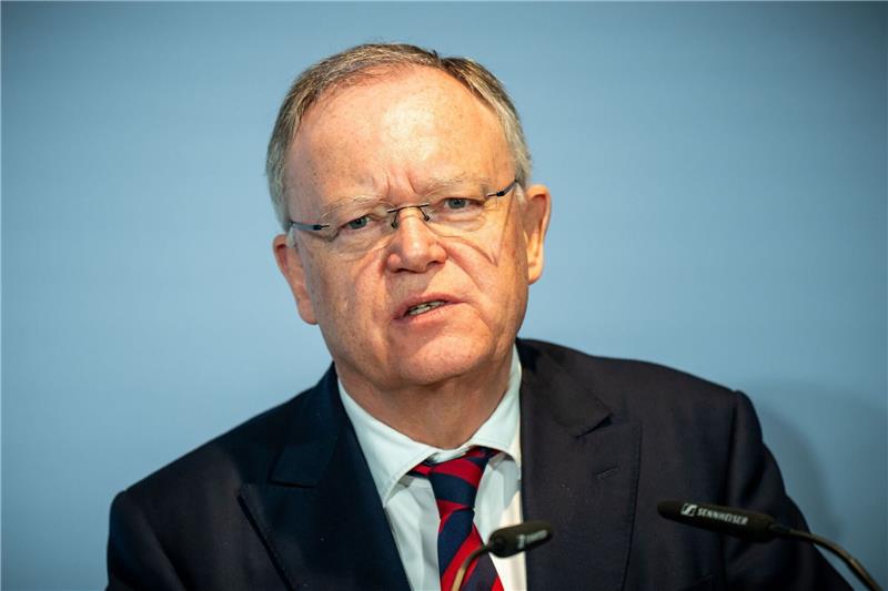 Niedersachsens Ministerpräsident Stephan Weil spricht bei einer Pressekonferenz.
