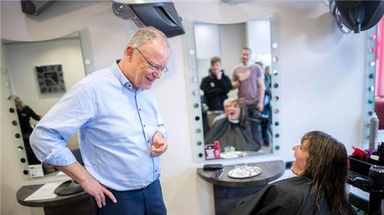Niedersachsens Ministerpräsident Stephan Weil spricht mit einer Kundin.