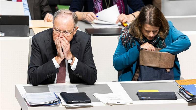 Landtag streitet über richtigen Weg aus der VW-Krise Niedersachsens Ministerpräsident Weil sitzt seit 2013 im VW-Aufsichtsrat, Kultusministerin Hamburg seit 2022.