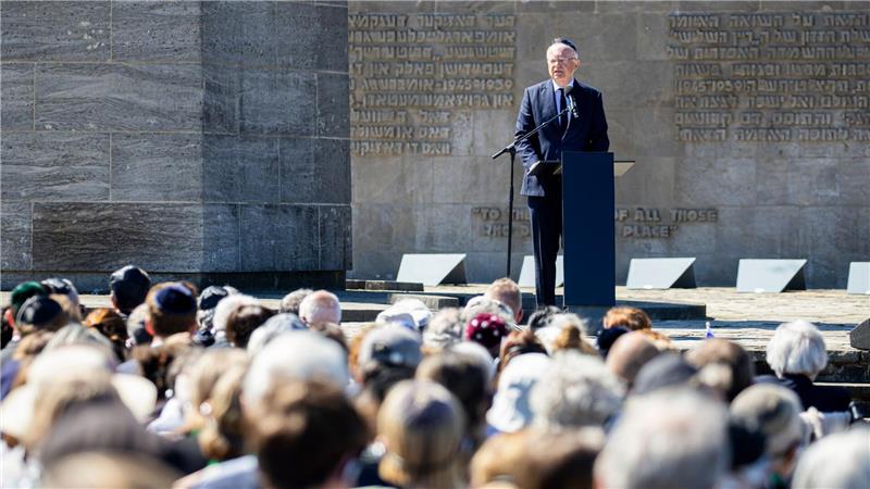 Bewegende Gedenkfeier erinnert an Gräuel in Bergen-Belsen Niedersachsens Ministerpräsident Weil spricht in Bergen-Belsen.