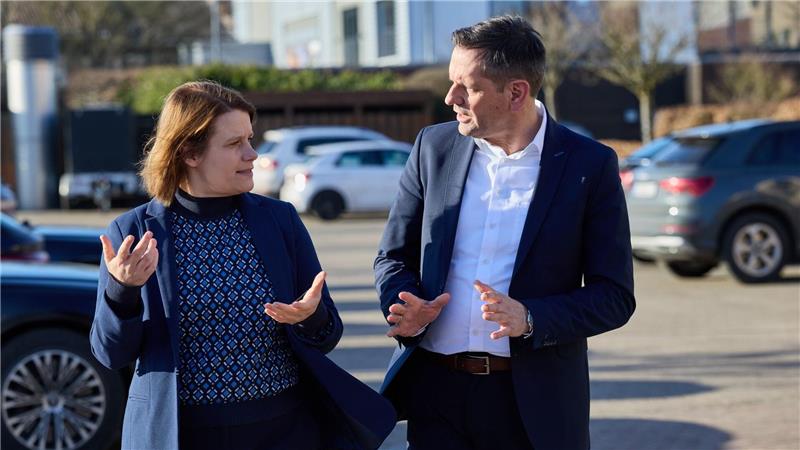 „Katastrophal“: Land kritisiert Sparkurs bei Integration Niedersachsens Regierungschef Lies (r) und Stellvertreterin Hamburg haben kein Verständnis für die Einsparungen. (Archivbild)