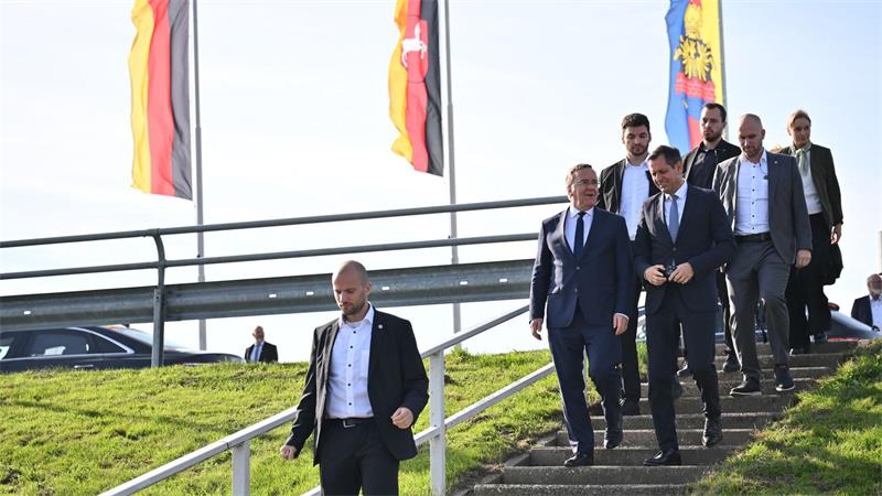 Emden bekommt Marinehafen – Milliardeninvestition geplant Niedersachsens Regierungschef Lies (rechts von Pistorius) unterstützt das Marineprojekt.